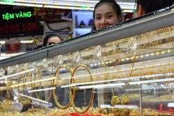 Giá vàng hôm nay, 17-7: Tăng vọt rồi giảm mạnh