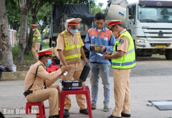 Kiên quyết xử lý xe chở hàng quá khổ, quá tải