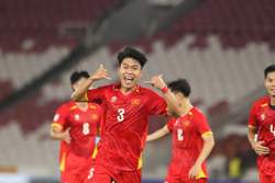 HLV Kim Sang Sik kỳ vọng vào các trung vệ