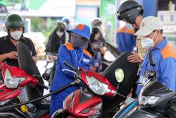 Giá xăng giảm mạnh hơn 1.000 đồng/lít