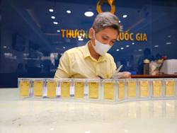 Giá vàng SJC cao hơn thế giới gần 16 triệu đồng/lượng