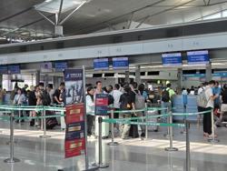 Hàng không đón khách bay tấp nập