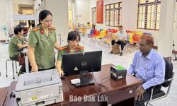 Công an Đắk Lắk cấp định danh điện tử mức độ 2 cho người nước ngoài