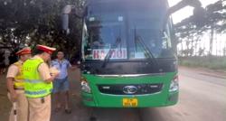 Tài xế không có giấy phép lái xe còn chở dư 21 người, bị phạt hơn 234 triệu đồng