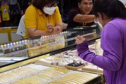 Giá vàng hôm nay 16-8: Tiếp tục lao dốc