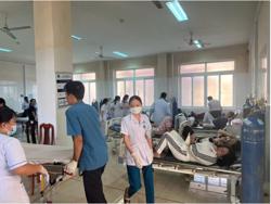 Hai bệnh viện tích cực cấp cứu 38 nạn nhân vụ lật xe khách