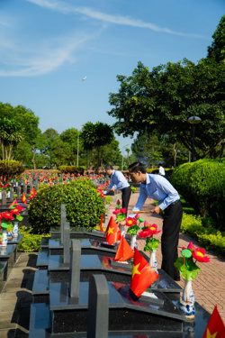 Hyundai Đắk Lắk dâng hương tưởng niệm - nhân kỷ niệm 80 năm Cách mạng Tháng Tám