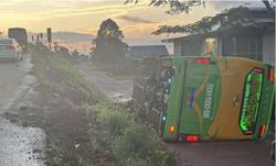 Xe khách lật trên đường Hồ Chí Minh, nhiều hành khách bị thương