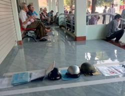 Lãnh đạo xã nói gì về việc người dân đặt nón bảo hiểm"xếp hàng" làm thủ tục hành chính?