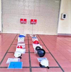 Văn phòng ĐKĐĐ tỉnh Đắk Lắk nói gì về việc người dân "xếp hàng" bằng mũ bảo hiểm?