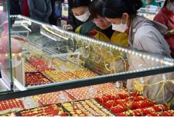 Giá vàng miếng SJC cao chót vót, nên mua hay bán?