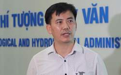 Bão giảm cấp nhưng vẫn rất mạnh