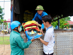 Cấp phát miễn phí phân bón cho 500 nông dân xã Cư M’gar