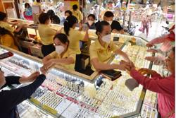 Giá vàng hôm nay, 6-8: Tăng mạnh khi cổ phiếu quốc tế bị bán tháo