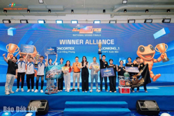 Thưởng nóng các thành viên vô địch Cuộc thi FPTU AI & Robotics Challenge 2025