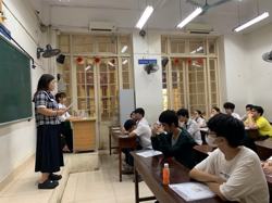 Điểm chuẩn đại học 2025: Ngành hot, trường top ít biến động