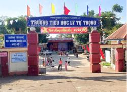 Xử lý trách nhiệm vụ trường buộc học sinh mặc 3 loại đồng phục trong tuần