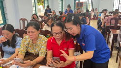 102 đội hình thanh niên tình nguyện hỗ trợ người dân tiếp cận “Mặt trận số”