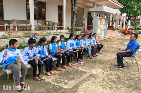 Người lan tỏa văn hóa cồng chiêng ở Ea Kar