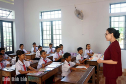 Bám buôn làng để... "gieo chữ"