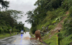 Mưa lớn gây sạt lở Quốc lộ 27