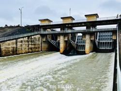 Nhiều hồ chứa xả tràn điều tiết nước