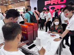 Thu nhập 4.700 USD/năm, người Việt chơi lớn chi 1.500 USD mua iPhone 17