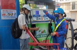 Giá xăng RON95 giảm 443 đồng/lít