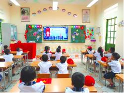 Tiến tới miễn phí sách giáo khoa và phổ cập giáo dục phổ thông