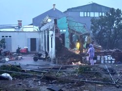 Vì sao bão số 10 di chuyển chậm trên đất liền?