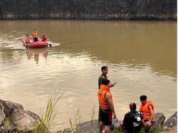 Tìm kiếm 3 thanh thiếu niên mất tích dưới hồ Cá Sấu