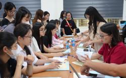 Tân sinh viên hào hứng nhập học