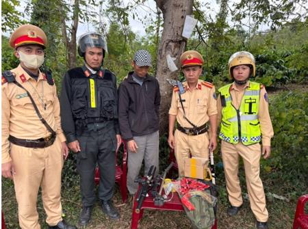 Phát hiện tài xế xe đầu kéo mang theo súng và 2 hộp đạn khi chạy xe