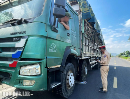 Tăng cường xử lý xe chở hàng quá tải sau ký cam kết