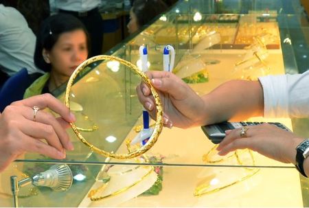 Sáng 17-1, giá vàng miếng SJC nới rộng cách biệt với thế giới