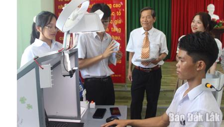 Bàn học AI, bạn đồng hành thông minh của học sinh