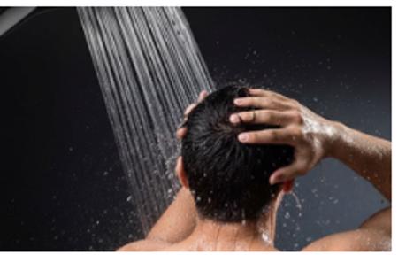 Ngày nắng, đêm lạnh và rủi ro từ thói quen tắm khuya