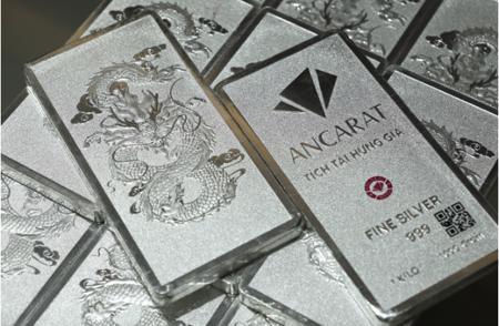 Bạc lập đỉnh mới, người dân rút tiết kiệm, xếp hàng đến 9 giờ tối chờ mua