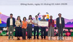 Cấp phát tiền mặt giúp người dân vùng lũ chủ động phục hồi sinh kế