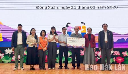 Cấp phát tiền mặt giúp người dân vùng lũ chủ động phục hồi sinh kế