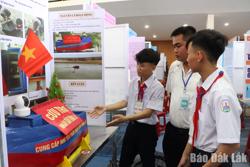 Học sinh học cách làm chủ công nghệ