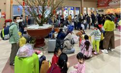 Giá vé tàu Tết tăng cao ngang máy bay, hành khách vẫn đông nghịt chờ mua