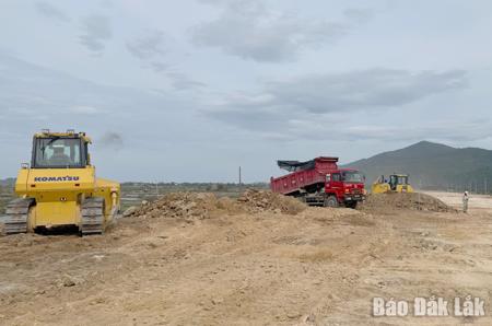 Sôi nổi thi công chào mừng Đại hội XIV của Đảng