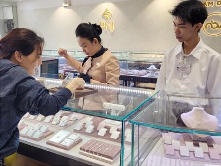 Giá vàng hôm nay 23-1: Tăng lên đỉnh cao mới