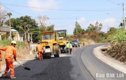Khẩn trương sửa chữa đường giao thông, bảo đảm đi lại an toàn dịp tết