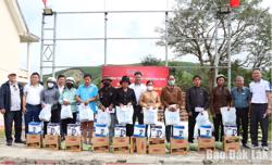 Trao 100 suất quà Tết cho hộ khó khăn tại xã Yang Mao