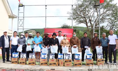 Trao 100 suất quà Tết cho hộ khó khăn tại xã Yang Mao