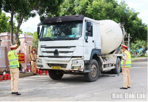 Nỗ lực giữ vững trật tự an toàn giao thông