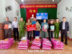 Tặng 5 tấn hạt giống cho người dân xã Ea Rốk