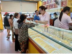 Giá vàng hôm nay 5-1: Giá vàng thế giới tăng vọt